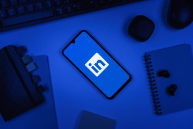 Prag, Çek Cumhuriyeti - 10 21 2024: Yüzeyde LinkedIn logosunu gösteren akıllı telefon.
