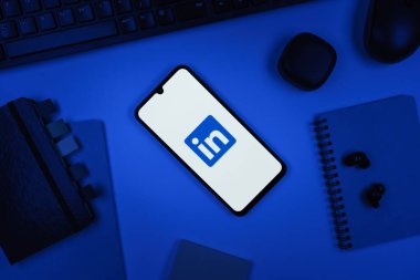 Prag, Çek Cumhuriyeti - 10 21 2024: Yüzeyde LinkedIn logosunu gösteren akıllı telefon.