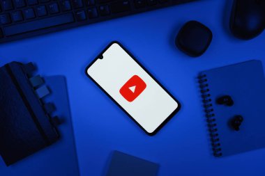 Prag, Çek Cumhuriyeti - 10 21 2024: Youtube logosunu gösteren akıllı telefon.