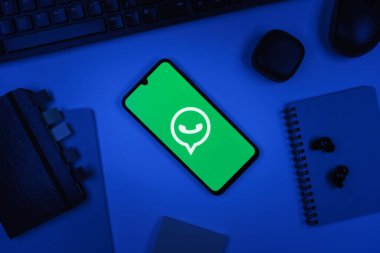 Prag, Çek Cumhuriyeti - 10 21 2024: Yüzeyde WhatsApp logosunu gösteren akıllı telefon.