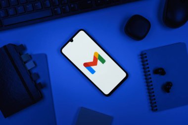 Prag, Çek Cumhuriyeti - 10 21 2024: Google Gmail logosunu gösteren akıllı telefon.