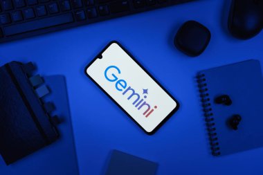 Prag, Çek Cumhuriyeti - 10 21 2024: Gemini logosunu gösteren akıllı telefon.