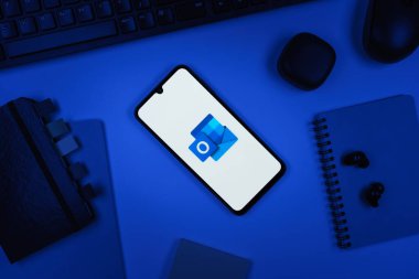 Prag, Çek Cumhuriyeti - 10 21 2024: Outlook logosunu gösteren akıllı telefon.
