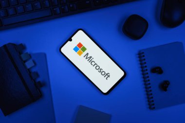 Prag, Çek Cumhuriyeti - 10 21 2024: Microsoft logosunu gösteren akıllı telefon.