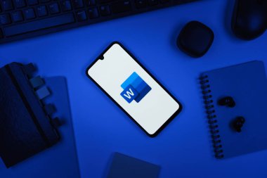 Prag, Çek Cumhuriyeti - 10 21 2024: Kelime logosunu gösteren akıllı telefon.