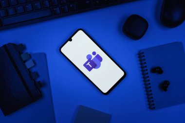 Prag, Çek Cumhuriyeti - 10 21 2024: Takım logolarını gösteren akıllı telefon.