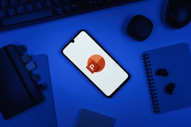 Prag, Çek Cumhuriyeti - 10 21 2024: Powerpoint logosunu gösteren akıllı telefon.