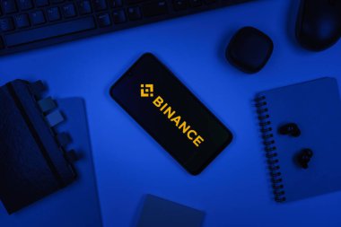 Prag, Çek Cumhuriyeti - 10 21 2024: Binance logosunu gösteren akıllı telefon.