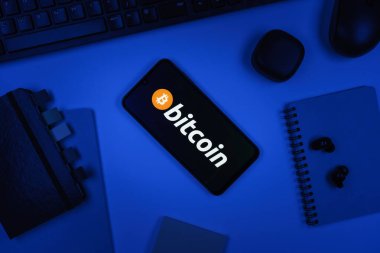 Prag, Çek Cumhuriyeti - 10 21 2024: Bitcoin logosunu gösteren akıllı telefon.