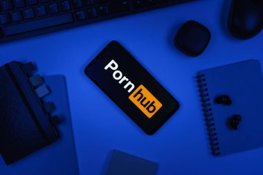 Prag, Çek Cumhuriyeti - 10 21 2024: Pornhub logosunu gösteren akıllı telefon.