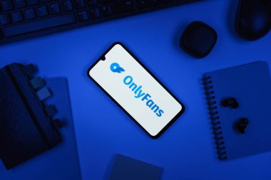 Prag, Çek Cumhuriyeti - 10 21 2024: Yüzeyde Onlyfan logosunu gösteren akıllı telefon.