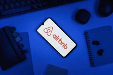 Prag, Çek Cumhuriyeti - 10 21 2024: Airbnb logosunu gösteren akıllı telefon.