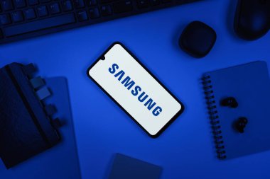 Prag, Çek Cumhuriyeti - 10 21 2024: Samsung logosunu gösteren akıllı telefon.