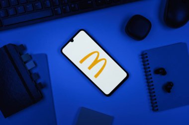 Prag, Çek Cumhuriyeti - 10 21 2024: Yüzeyde McDonalds logosunu gösteren akıllı telefon.