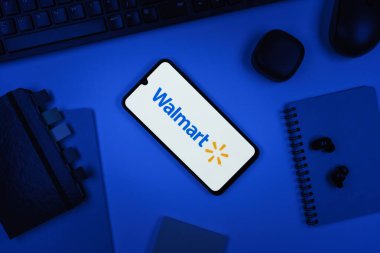 Prag, Çek Cumhuriyeti - 10 21 2024: Walmart logosunu gösteren akıllı telefon.