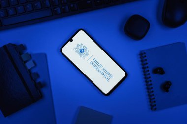 Prag, Çek Cumhuriyeti - 10 21 2024: Philip Morris logosunu gösteren akıllı telefon.