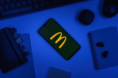 Prag, Çek Cumhuriyeti - 10 21 2024: Yüzeyde McDonalds logosunu gösteren akıllı telefon.