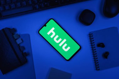 Prag, Çek Cumhuriyeti - 10 21 2024: Yüzeyde Hulu logosunu gösteren akıllı telefon.