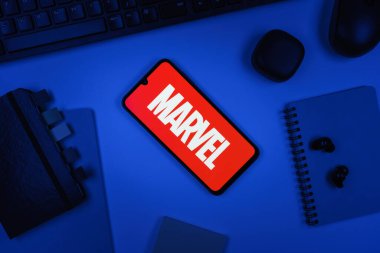 Prag, Çek Cumhuriyeti - 10 21 2024: Marvel logosunu gösteren akıllı telefon.