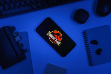 Prag, Çek Cumhuriyeti - 10 21 2024: Jurassic Park logosunu gösteren akıllı telefon.