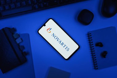 Prag, Çek Cumhuriyeti - 10 21 2024: Novartis logosunu gösteren akıllı telefon.