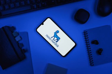 Prag, Çek Cumhuriyeti - 10 21 2024: Novo Nordisk logosunu gösteren akıllı telefon.