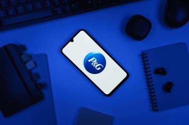 Prag, Çek Cumhuriyeti - 10 21 2024: Procter ve Gamble logosunu gösteren akıllı telefon.