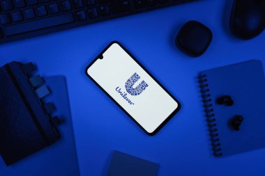 Prag, Çek Cumhuriyeti - 10 21 2024: Yüzeyde Unilever logosu gösteren akıllı telefon.