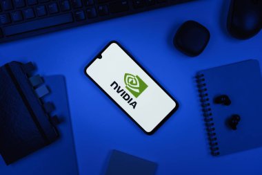 Prag, Çek Cumhuriyeti - 10 21 2024: NVIDIA logosunu gösteren akıllı telefon.
