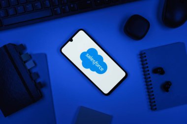 Prag, Çek Cumhuriyeti - 10 21 2024: Satış gücü logosunu gösteren akıllı telefon.