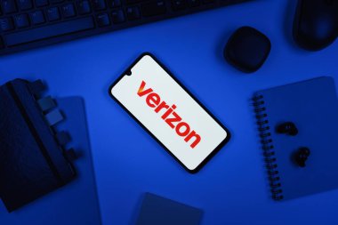 Prag, Çek Cumhuriyeti - 10 21 2024: Verizon logosunu gösteren akıllı telefon.