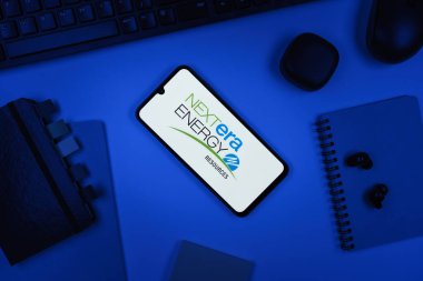 Prag, Çek Cumhuriyeti - 10 21 2024: Nextera Enerji logosunu gösteren akıllı telefon.