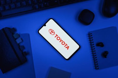 Prag, Çek Cumhuriyeti - 10 21 2024: Toyota logosunu gösteren akıllı telefon.