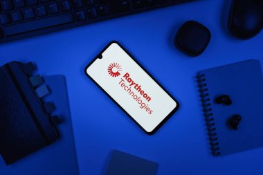 Prag, Çek Cumhuriyeti - 10 21 2024: Raytheon Teknoloji logosunu gösteren akıllı telefon.