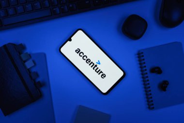 Prag, Çek Cumhuriyeti - 10 21 2024: Yüzeyde Accenture logosu gösteren akıllı telefon.