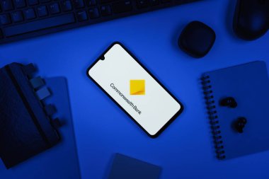 Prag, Çek Cumhuriyeti - 10 21 2024: Commonwealth Bank logosunu gösteren akıllı telefon.