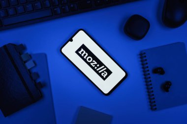 Prag, Çek Cumhuriyeti - 10 21 2024: Mozilla logosunu gösteren akıllı telefon.