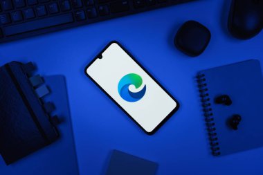 Prag, Çek Cumhuriyeti - 10 21 2024: Sınırın logosunu gösteren akıllı telefon.