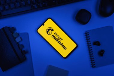 Prag, Çek Cumhuriyeti - 10 21 2024: Posta şempanzesinin logosunu gösteren akıllı telefon.