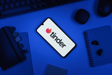 Prag, Çek Cumhuriyeti - 10 21 2024: Tinder logosunu gösteren akıllı telefon.