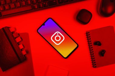 Prag, Çek Cumhuriyeti - 10 21 2024: Instagram logosu gösteren akıllı telefon.
