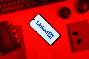 Prag, Çek Cumhuriyeti - 10 21 2024: Yüzeyde LinkedIn logosunu gösteren akıllı telefon.