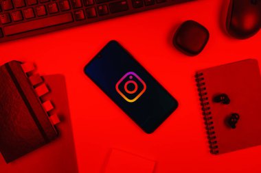 Prag, Çek Cumhuriyeti - 10 21 2024: Instagram logosu gösteren akıllı telefon.