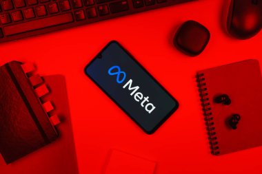 Prag, Çek Cumhuriyeti - 10 21 2024: Meta logosunu gösteren akıllı telefon.