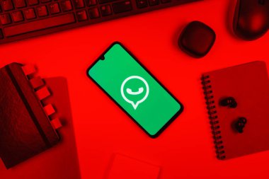 Prag, Çek Cumhuriyeti - 10 21 2024: Yüzeyde WhatsApp logosunu gösteren akıllı telefon.