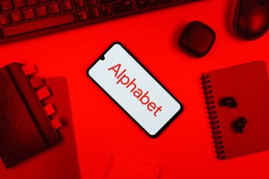 Prag, Çek Cumhuriyeti - 10 21 2024: Yüzeyde Alfabe logosunu gösteren akıllı telefon.