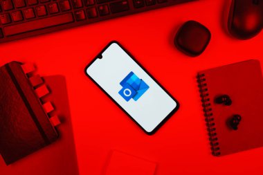 Prag, Çek Cumhuriyeti - 10 21 2024: Outlook logosunu gösteren akıllı telefon.