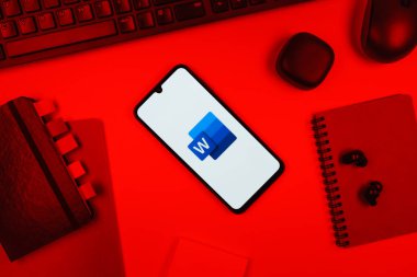 Prag, Çek Cumhuriyeti - 10 21 2024: Kelime logosunu gösteren akıllı telefon.