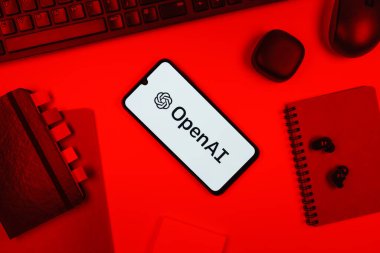 Prag, Çek Cumhuriyeti - 10 21 2024: OpenAI logosunu gösteren akıllı telefon.