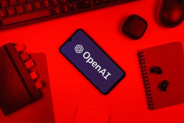 Prag, Çek Cumhuriyeti - 10 21 2024: OpenAI logosunu gösteren akıllı telefon.